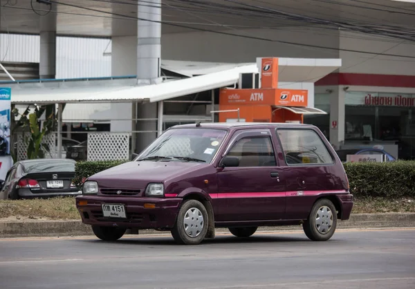 Soukromé malé městské auto, Daihatsu Mira. — Stock fotografie