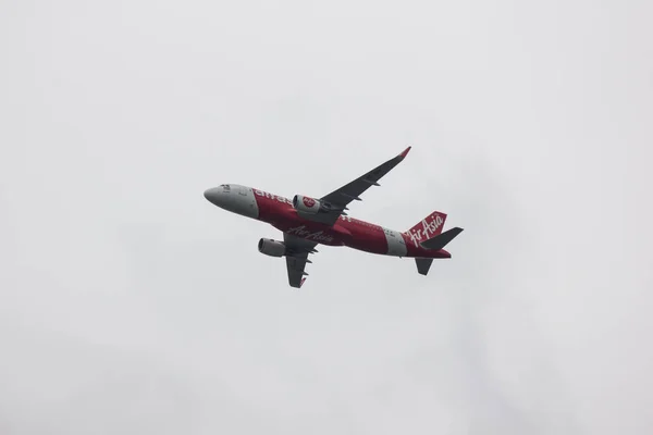 Airbus A320-200 тайской авиакомпании Airasia . — стоковое фото