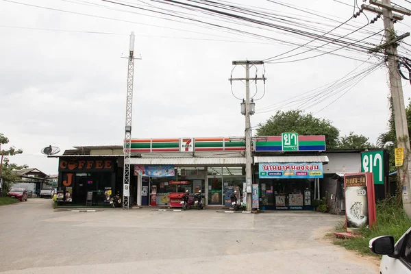 Tienda 7-11. Ubicación en la carretera no121 . — Foto de Stock