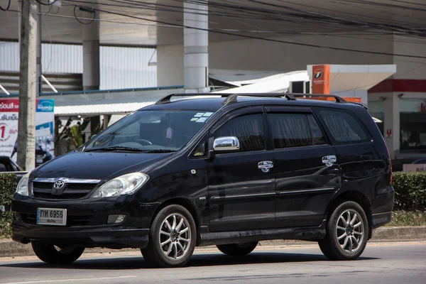 Coche privado MPV, Toyota Innova . — Foto de Stock