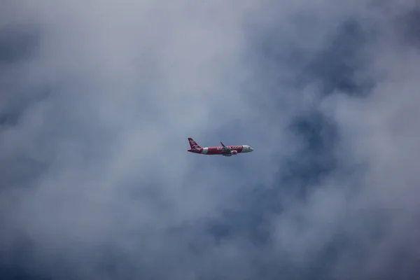 Airbus A320-200 тайской авиакомпании Airasia . — стоковое фото