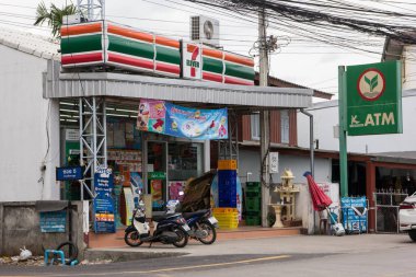 7-11 mağaza. Yol No121 üzerinde konum.  