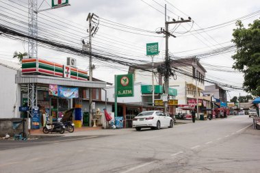 7-11 mağaza. Yol No121 üzerinde konum.  