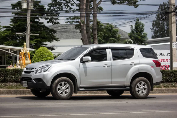 Приватне позашляховик автомобілів Isuzu Mu x Mu-x. — стокове фото