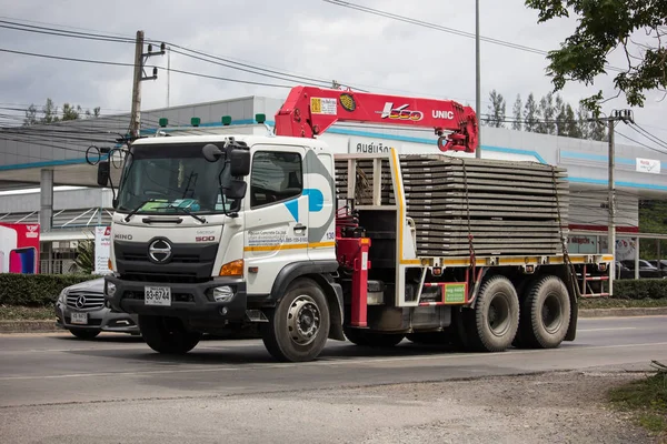 Caminhão grande com guindaste de concreto Piboon . — Fotografia de Stock
