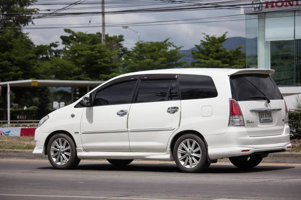 Prywatny samochód Mpv, Toyota Innova. — Zdjęcie stockowe