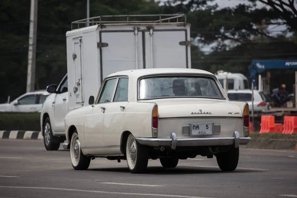 Частный старый автомобиль, Peugeot 404 . — стоковое фото