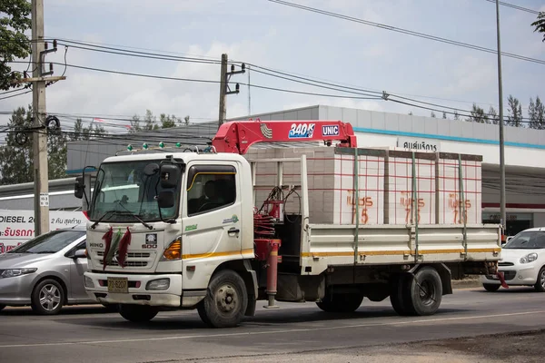 Camión con grúa de Phiboon Concrete Company . — Foto de Stock