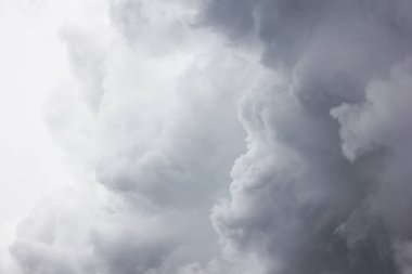 Karanlık fırtına gökyüzü bulutlar arka plan