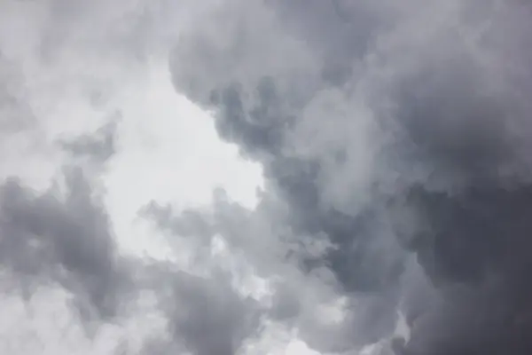 Tempestade escura céu nuvens fundo — Fotografia de Stock