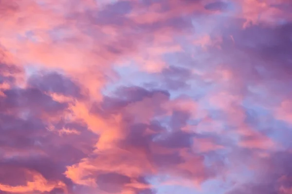 明亮的橙色太阳在紫色云的背景下升起 — 图库照片