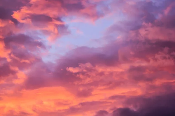 A ragyogó narancssárga nap emelkedik a háttérben a lila felhő — Stock Fotó