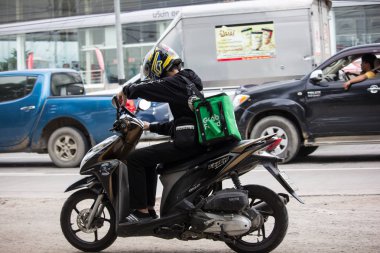 Teslimat servisi adam Grab Gıda bir Motercycle binmek