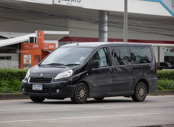 Szeregowy Peugeot ekspert Tepee Van. — Zdjęcie stockowe