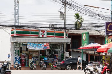 7-11 mağaza. Yol No121 üzerinde konum.  