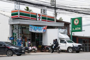 7-11 mağaza. Yol No121 üzerinde konum.  