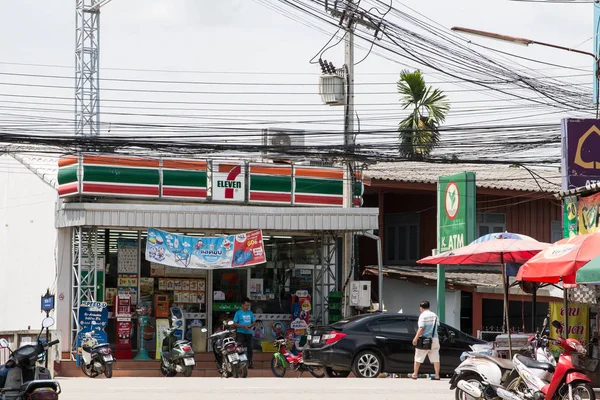 7-11 mağaza. Yol No121 üzerinde konum.  