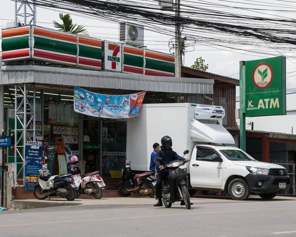 7-11 mağaza. Yol No121 üzerinde konum.  