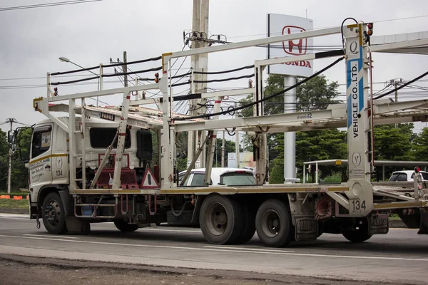 Camión del remolque del transportador logístico del vehículo para el transporte del coche — Foto de Stock