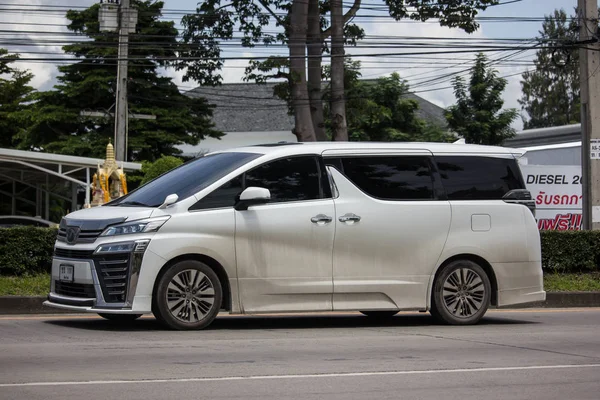 Coche privado Toyota Velfile Van . —  Fotos de Stock
