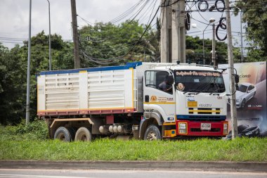 Payawan taşıma şirketinin römork damperli kamyon.