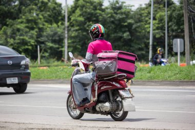 Teslimat hizmeti adam bir Motercycle gıda Panda binmek