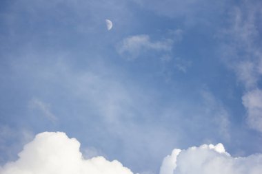  Mavi gökyüzü arka plan ile Gündüz Ay