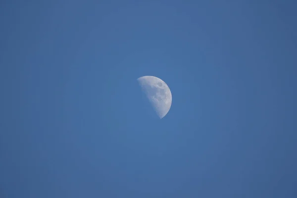 Місяць у денний час з фоном блакитного неба — стокове фото