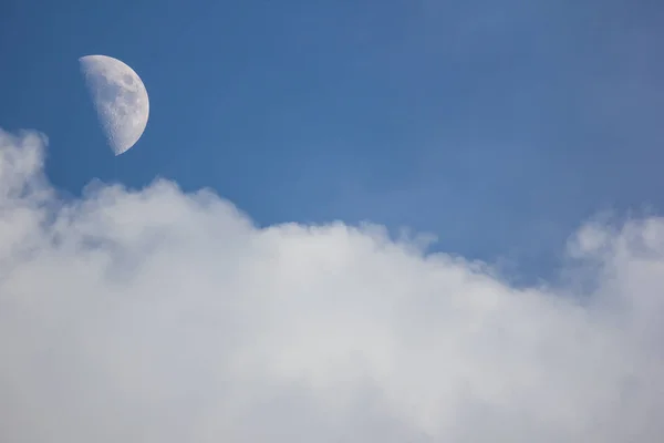 白天的月亮与蓝天背景 — 图库照片