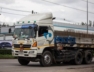 Piboon beton vinç ile büyük kamyon. 
