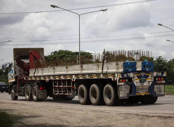 Camión grande con grúa de hormigón Piboon . — Foto de Stock