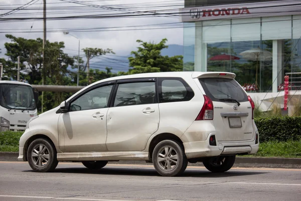 Частный автомобиль Toyota Avanza . — стоковое фото