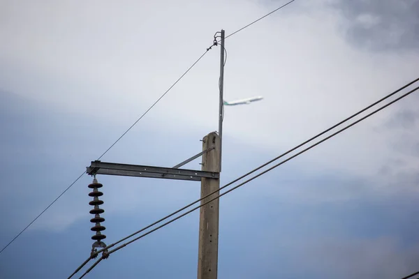 Nahaufnahme Stromleitung und Strommast — Stockfoto