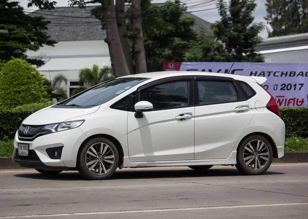 Privata city bil Honda Jazz Halvkombi. — Stockfoto