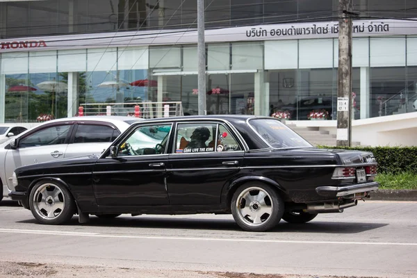 Vieille voiture privée de Mercedes Benz 230E — Photo