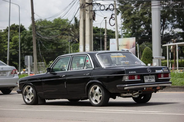 Soukromé staré auto Mercedes Benz 230e — Stock fotografie