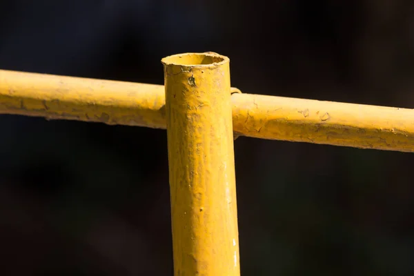 Sujo e velho de tubo de água amarela — Fotografia de Stock