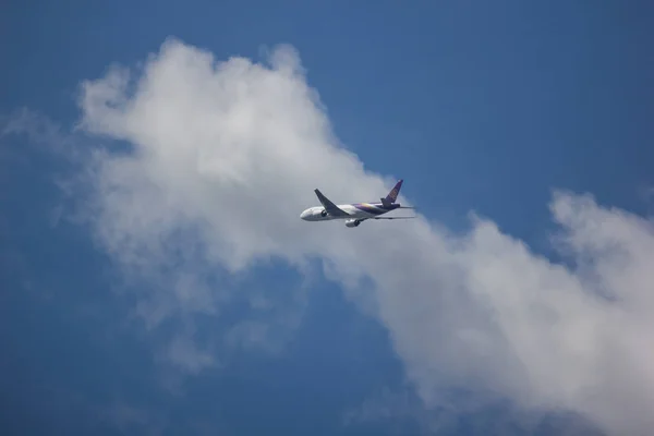 Boeing 777-200er Tay hava yolu. — Stok fotoğraf