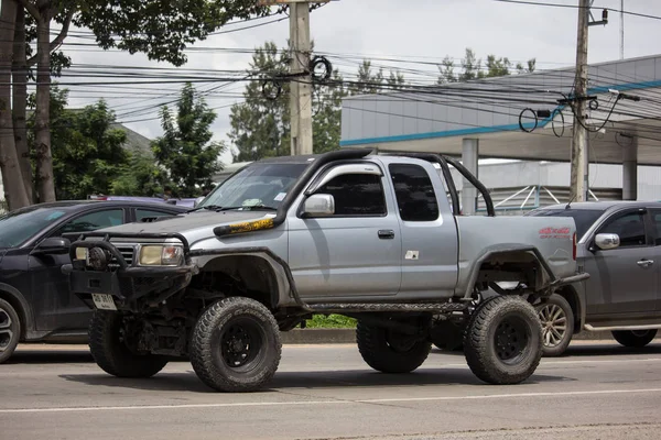 Özel Toyota Hilux kaplan kamyonet. — Stok fotoğraf