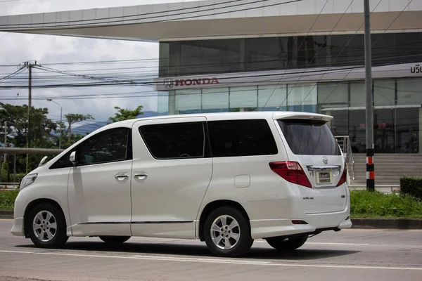 Частная Toyota Alphard — стоковое фото