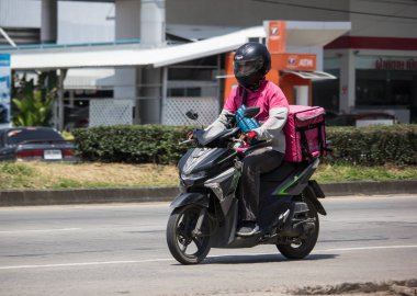 Teslimat hizmeti adam bir Motercycle gıda Panda binmek