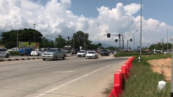 泰国清迈 2019年10月4日 交叉口的汽车有红绿灯问题 前往赤梅市的道路 — 图库视频影像