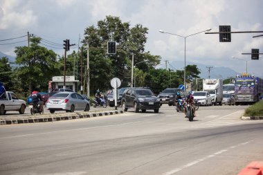 Kavşaktaki arabada trafik ışığı yok. 