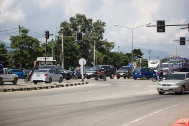 Kavşaktaki arabada trafik ışığı yok. 