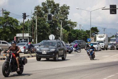 Kavşaktaki arabada trafik ışığı yok. 