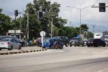 Kavşaktaki arabada trafik ışığı yok. 