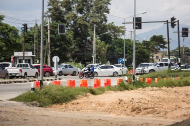 Kavşaktaki arabada trafik ışığı yok. 