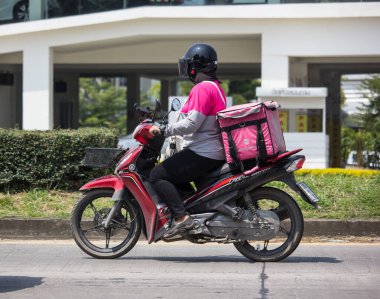 Teslimat hizmeti adam bir Motercycle gıda Panda binmek
