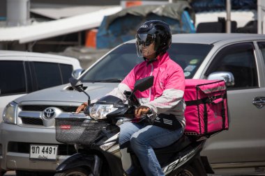 Teslimat hizmeti adam bir Motercycle gıda Panda binmek