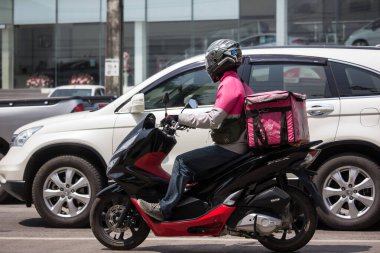 Teslimat hizmeti adam bir Motercycle gıda Panda binmek